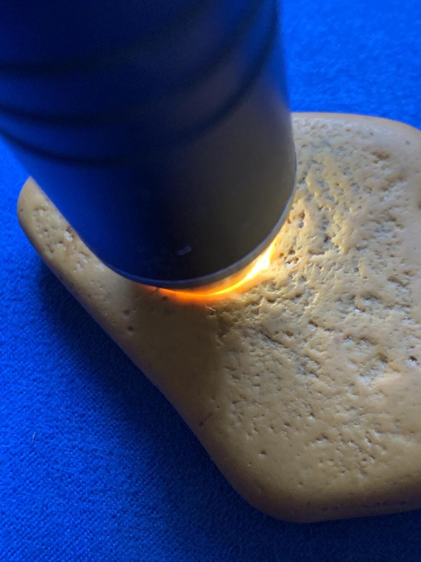 《竞宝斋》第470场 周日，周一，周二 3场连拍 （全场包邮）欢迎送拍 黄蜡石石雕·人生如意 手把件，重68.9克，寿桃型原石，天然纹路，植物底洒金处理，与象征富贵的帝王黄的黄蜡石，融为一体