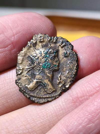 星盘世界钱币拍卖 - 中世纪 - 丝绸之路 - 古典币专场 - 精品！加里恩努斯双第纳尔Antoninianus银币，公元260至268年铸于罗马厂，背面是维尔图斯持矛和树枝，币文VIRTVS AVGVSTI，勇敢的奥古斯都。我特地找了俩枚不同状态同版精品，这枚铜光，这个品种好品及其难得