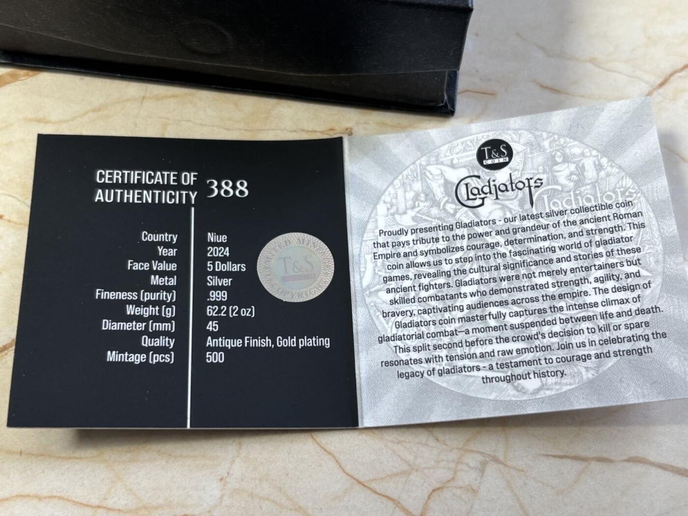 第194期拍卖 纽埃2024年罗马竞技场角斗士彩色高浮雕仿古镀金纪念银币，999银 ，2盎司，发行500枚