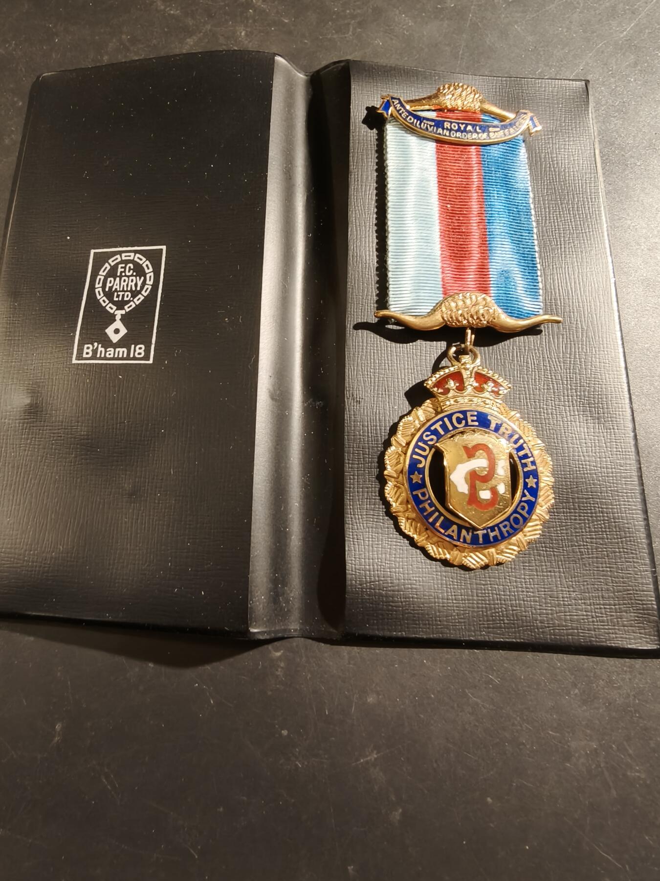 老王徽章第187期 英国皇家野牛兄弟会奖章   925银镀金珐琅    原盒    31.8g