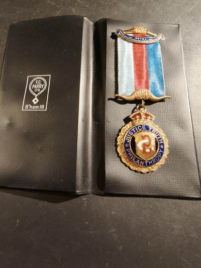 老王徽章第187期 - 英国皇家野牛兄弟会奖章   925银镀金珐琅    原盒    31.8g