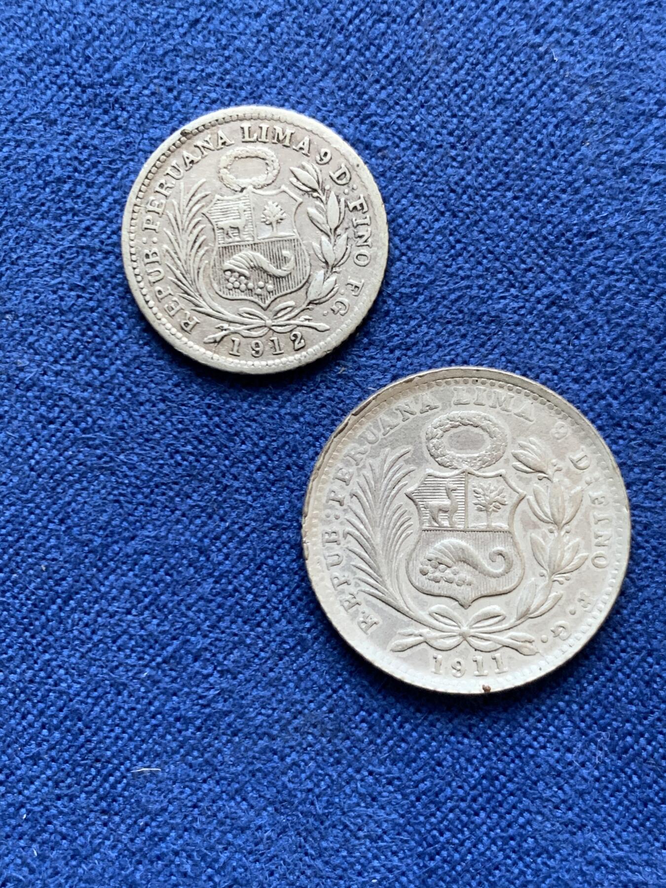 《竞宝斋》第470场 周日，周一，周二 3场连拍 （全场包邮）欢迎送拍 三枚一组 秘鲁 1911年1第纳尔、1912年1/2第纳尔、1982年纪念Brena战役100周年1万索尔纪念币 银币 细节均不错 1万索尔纪念币背面为自然氧化形成 少见品种