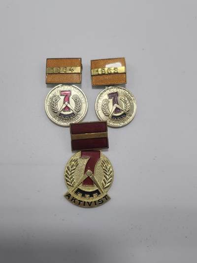 南水社第3次拍卖 春季专场 - 民主德国七年计划建设积极分子徽章一组