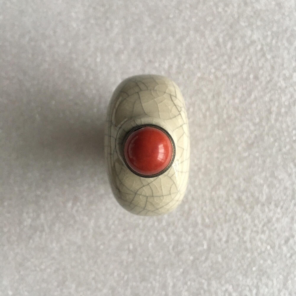      中国红色盖子配六七十年代耀州窑瓷质鼻烟壶开片釉库存老货旧藏文玩艺术收藏