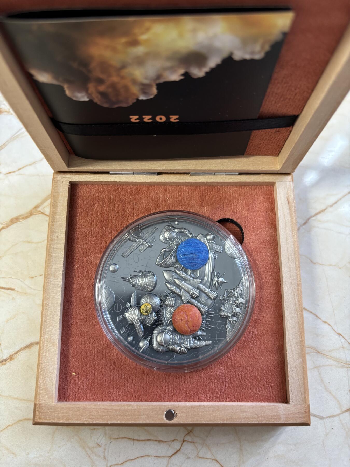 第194期拍卖 喀麦隆2022年太空探索涂鸦艺术3盎司高浮雕彩银币，999银，3盎司，发行422枚