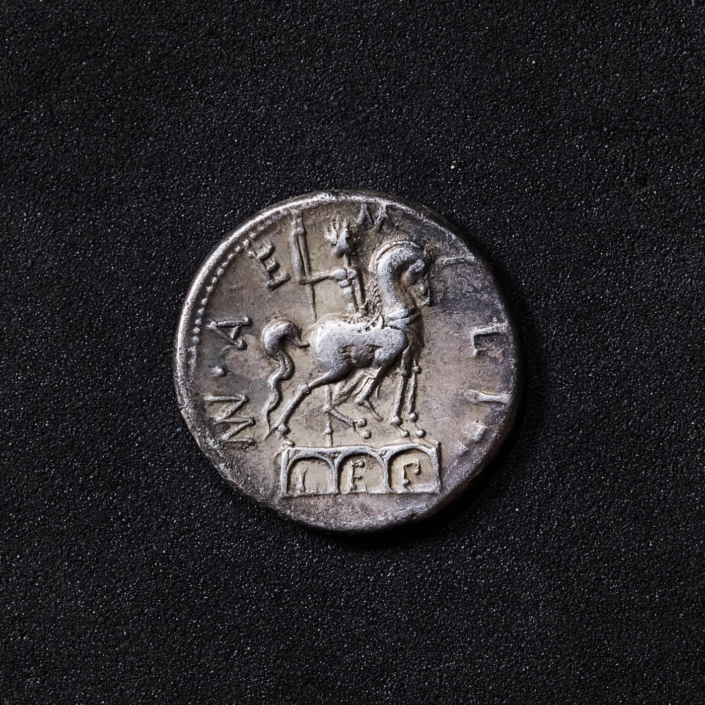 【俄甄集藏】2026年(049)03-18星期三 晚 19:30 全场包邮 古罗马共和国公元前110年1第纳尔罗马女神银币，罗马造币厂打制，正面罗马女神头像，背面骑士像立于罗马高架输水道上，酱彩老包浆，味道难得，直径：18mm，重量：3.5克