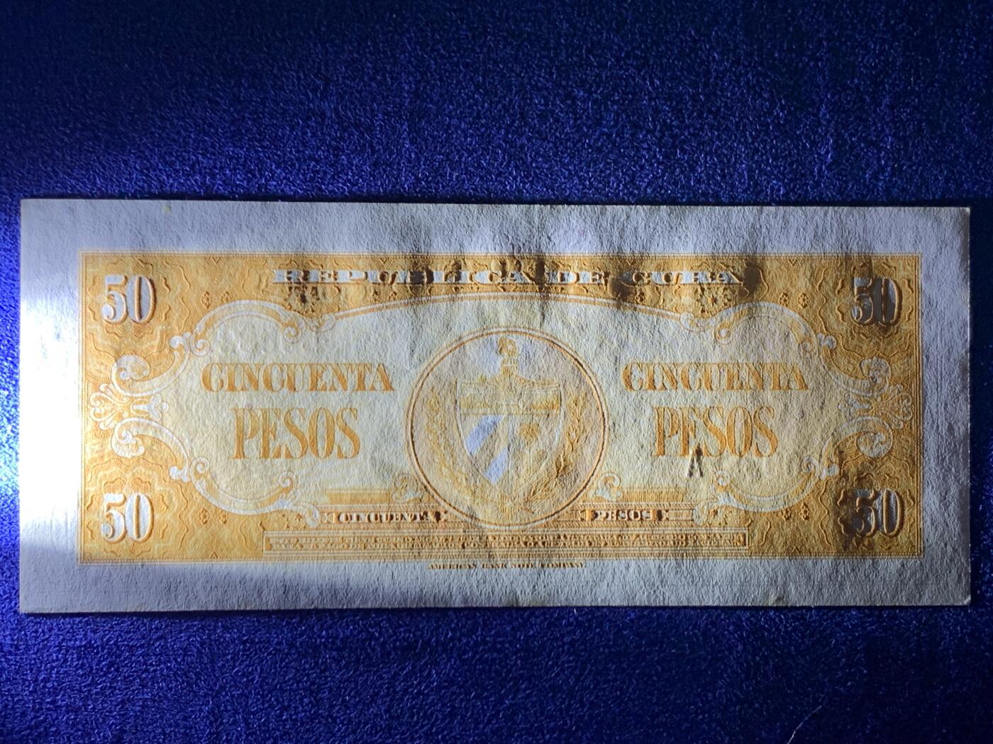 《竞宝斋》第470场 周日，周一，周二 3场连拍 （全场包邮）欢迎送拍 古巴1958年50比索原票，好品状态，无折痕，四角好。美钞公司出品，雕刻精美，色彩诱人，正面人物为古巴开国元勋伊尼古兹将军，炯炯有神，如在目前，背面采用美金黄金券橙黄色油墨，金光璀璨，雍容华贵。细节见图