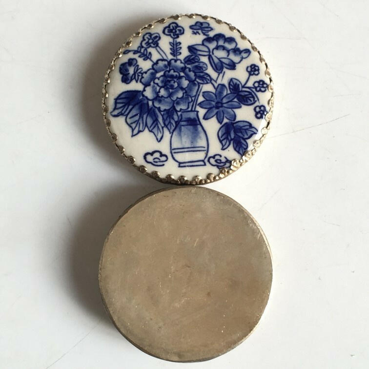        创汇白铜鎏银镶嵌青花手绘蝶恋花老瓷片老瓷板画首饰盒粉盒印泥盒1个真品老货如图旧藏文玩艺术收藏