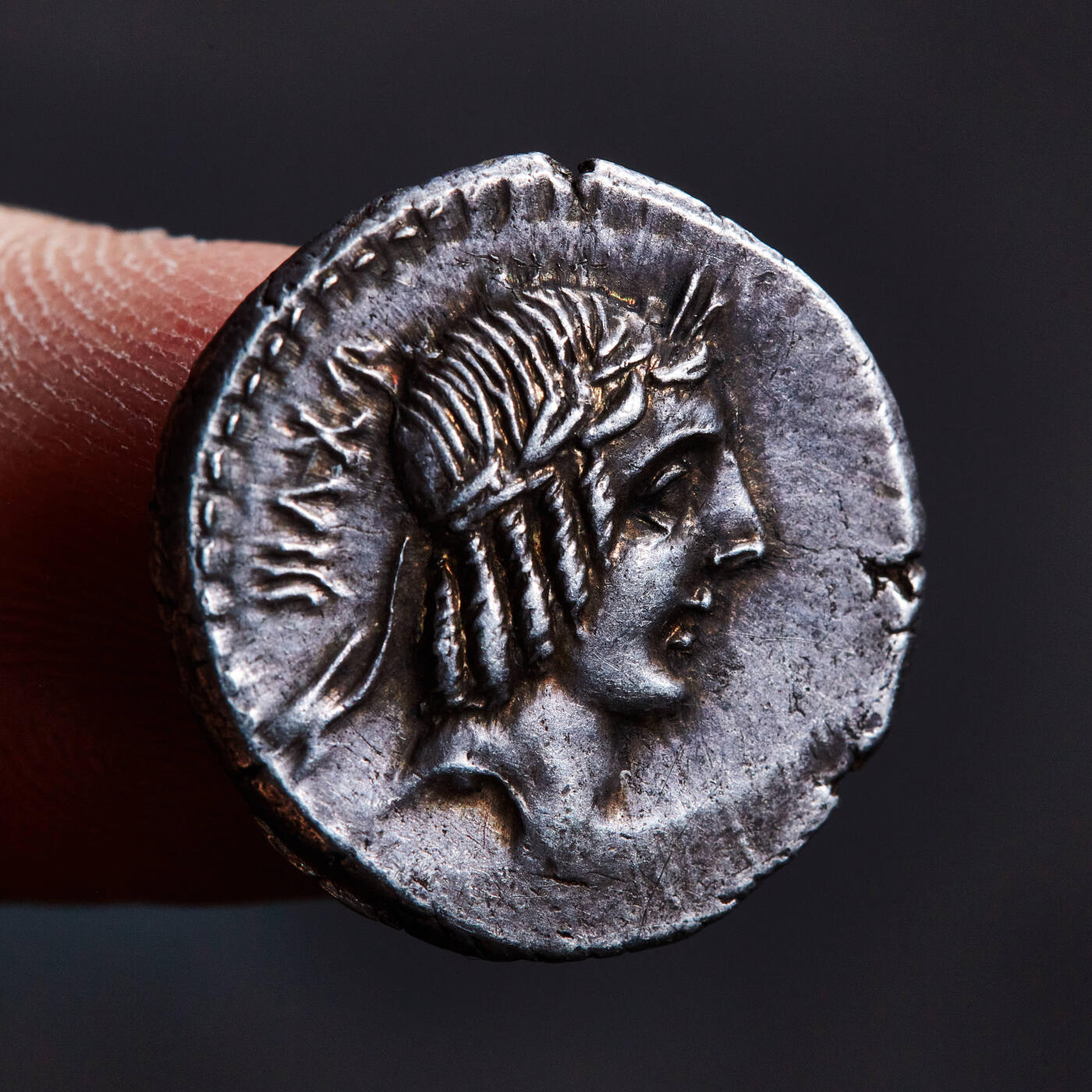 【俄甄集藏】2026年(049)03-18星期三 晚 19:30 全场包邮 古罗马共和国公元前67年1第纳尔太阳神阿波罗银币，罗马造币厂打制，正面太阳神阿波罗束发带头像，背面年青骑手手持马鞭驾马飞奔，下方制币官姓名，酱彩老包浆，味道难得，直径：18mm，重量：4.1克，