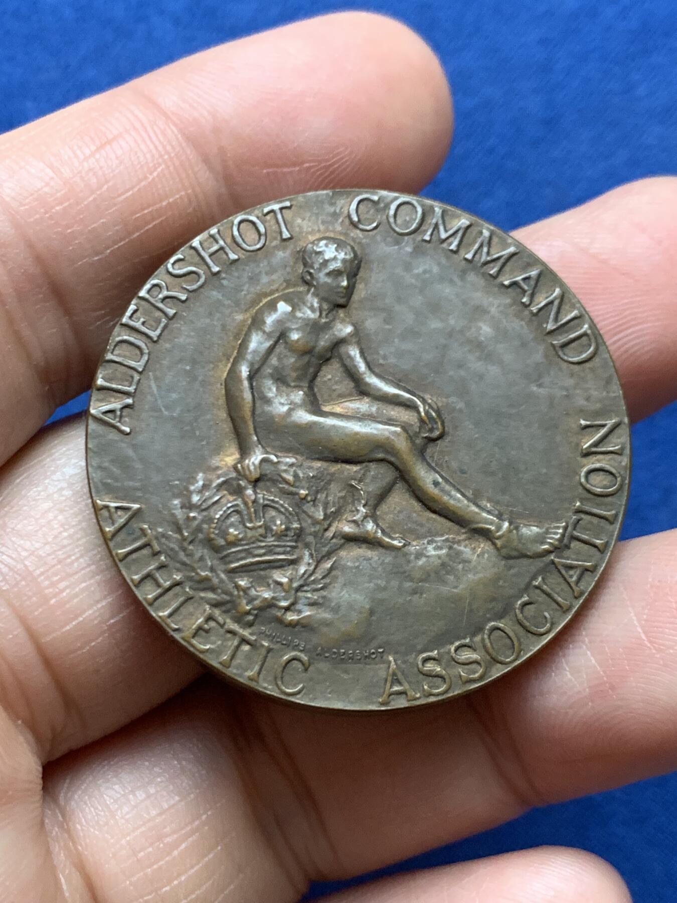 《竞宝斋》第470场 周日，周一，周二 3场连拍 （全场包邮）欢迎送拍 英国1923年退役军官运动协会铜章，奖励给越野锦标赛的第二名坦克营队伍中的PTE.W.H.HUNT，设计精美，品相完好，32.1克，38mm，带原盒