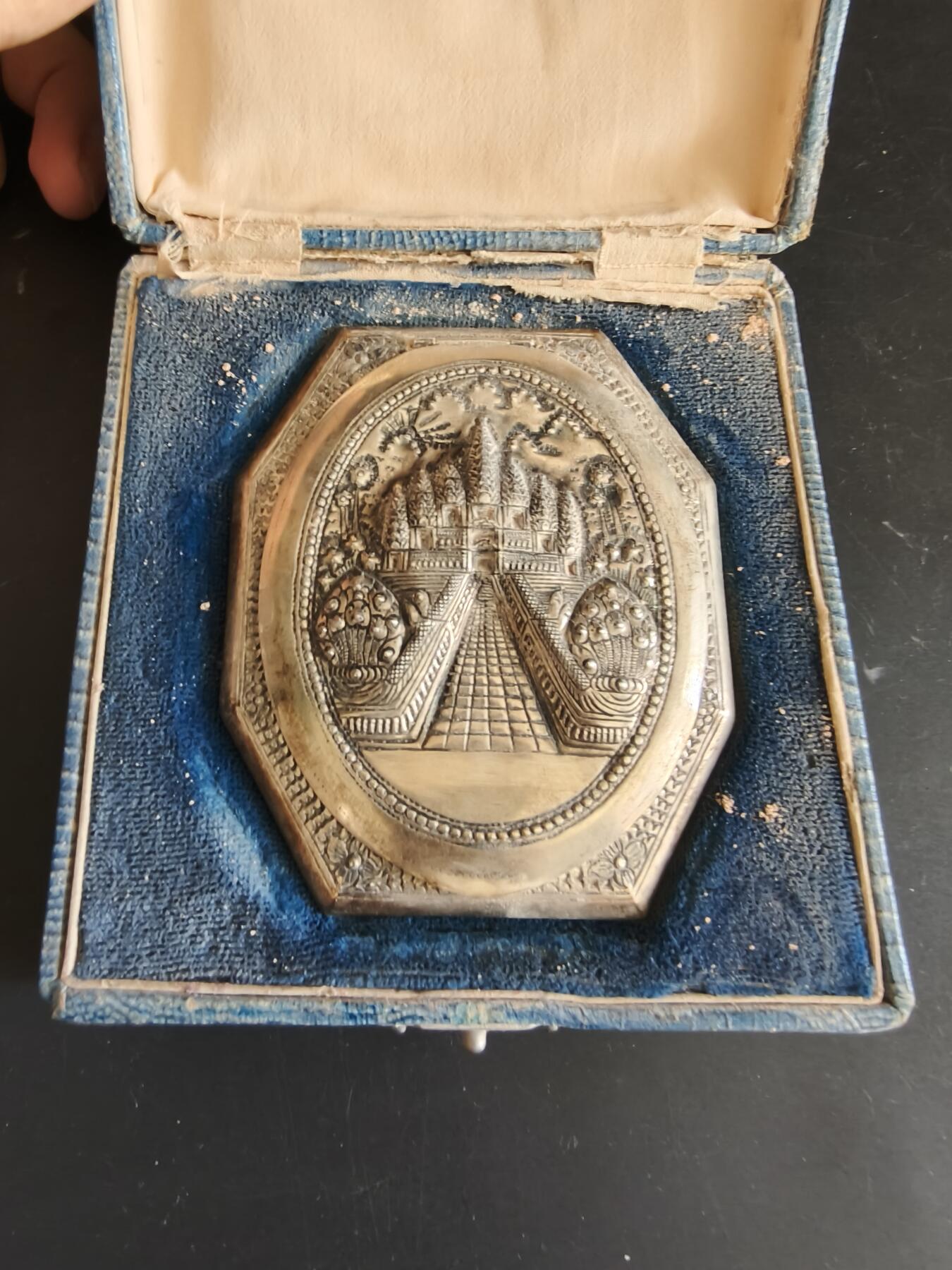 老王徽章第187期 欧洲银质梳妆镜盒     带缺少卡扣的原盒    盒子打900银标和厂标     80.8g