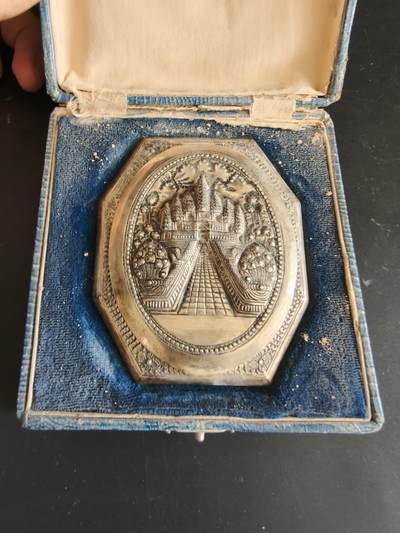 老王徽章第187期 - 欧洲银质梳妆镜盒     带缺少卡扣的原盒    盒子打900银标和厂标     80.8g