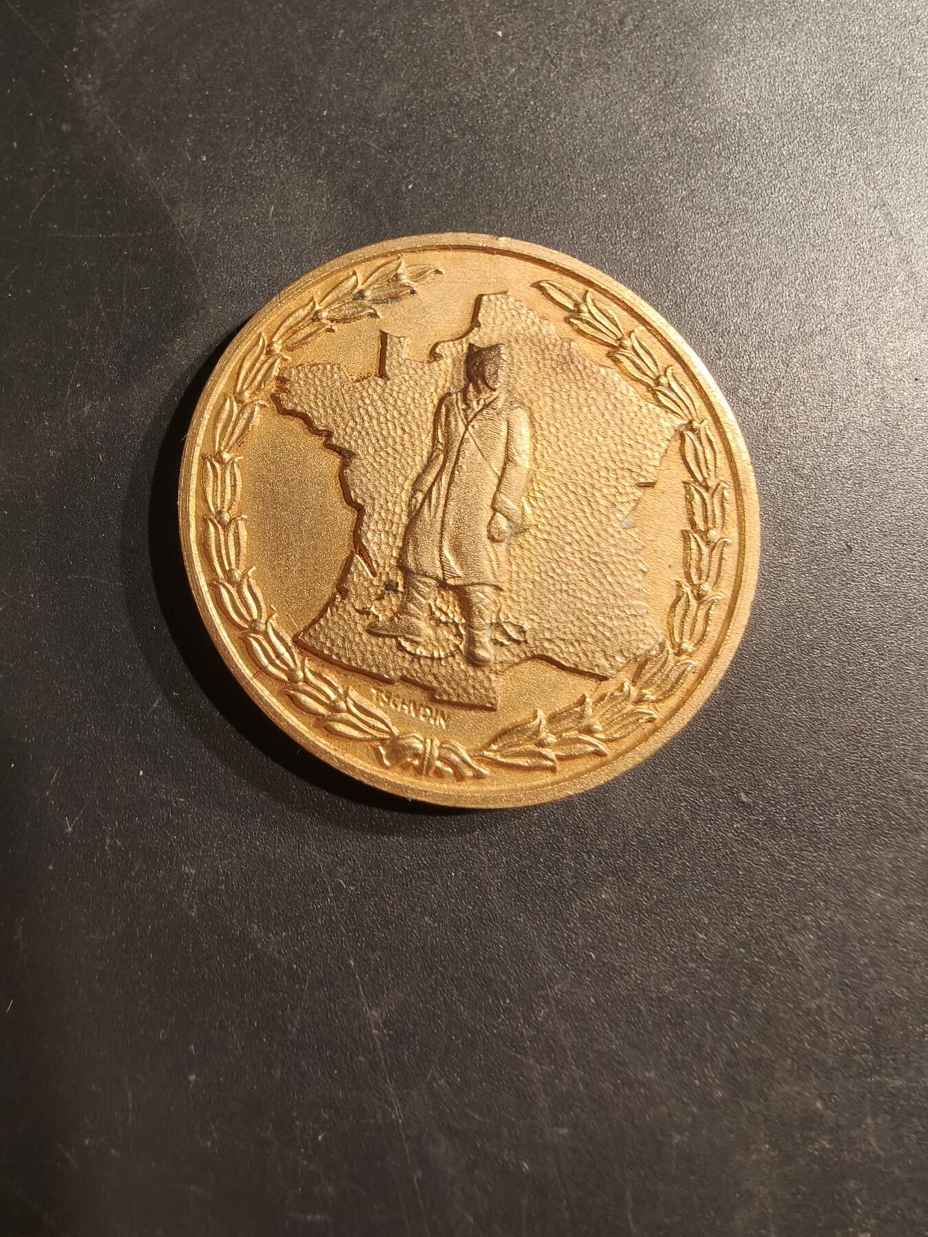 老王徽章第187期 法国二战战俘联合会镀金大铜章    直径42mm    重量40g