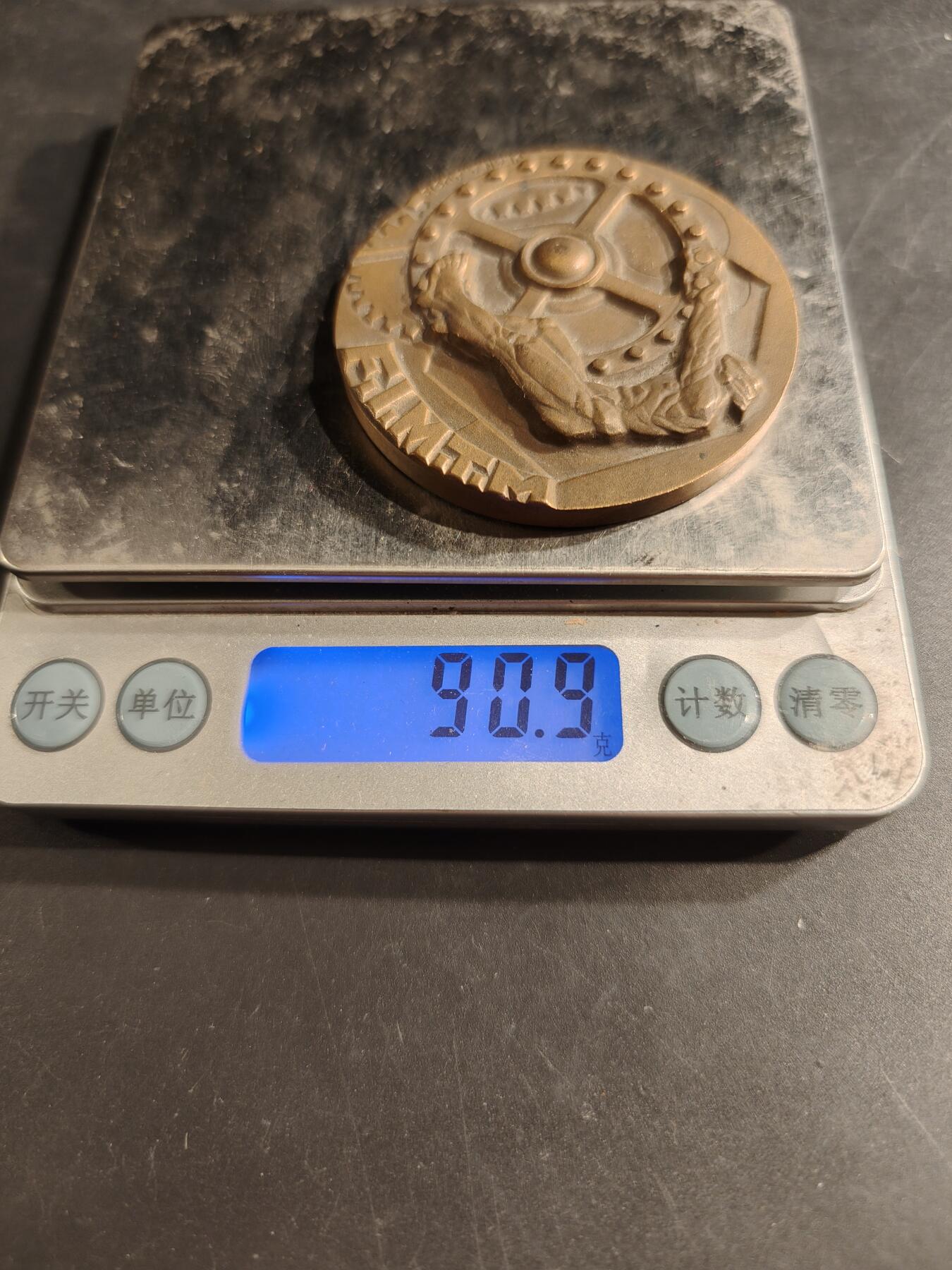 老王徽章第187期 法国机械加工与金属制造联合会大铜章     直径54mm    重量90.9g