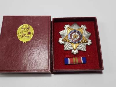 南水社第3次拍卖 春季专场 - 少见纸盒朝鲜总联二级国旗勋章，完整带盒，品相极佳。