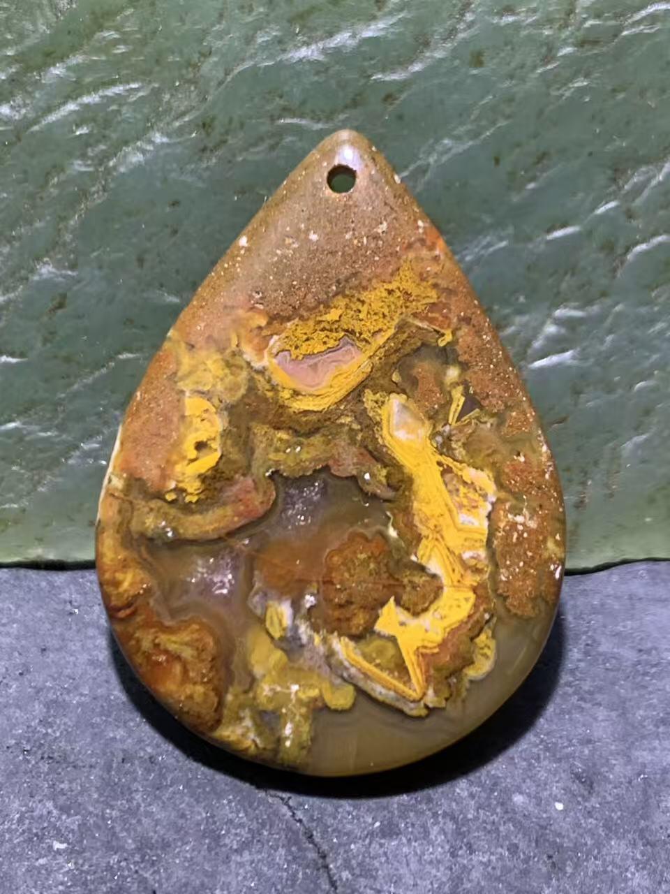 精美高玉化冰飘原皮草花纹战国红玛瑙吊坠一个，