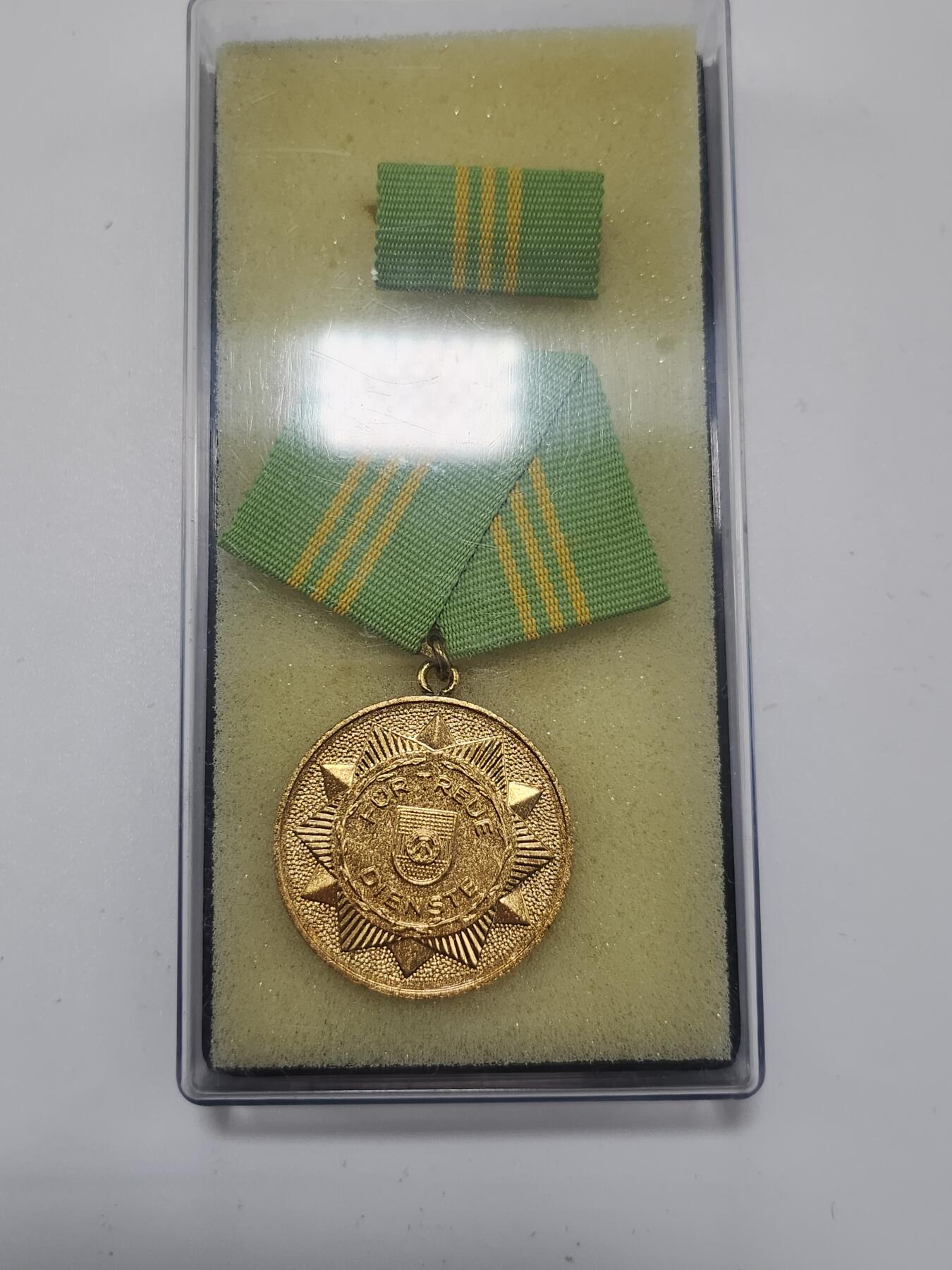 南水社第3次拍卖 春季专场 民主德国内政部忠诚服务金级奖章（30年） 原盒带略 品相完好