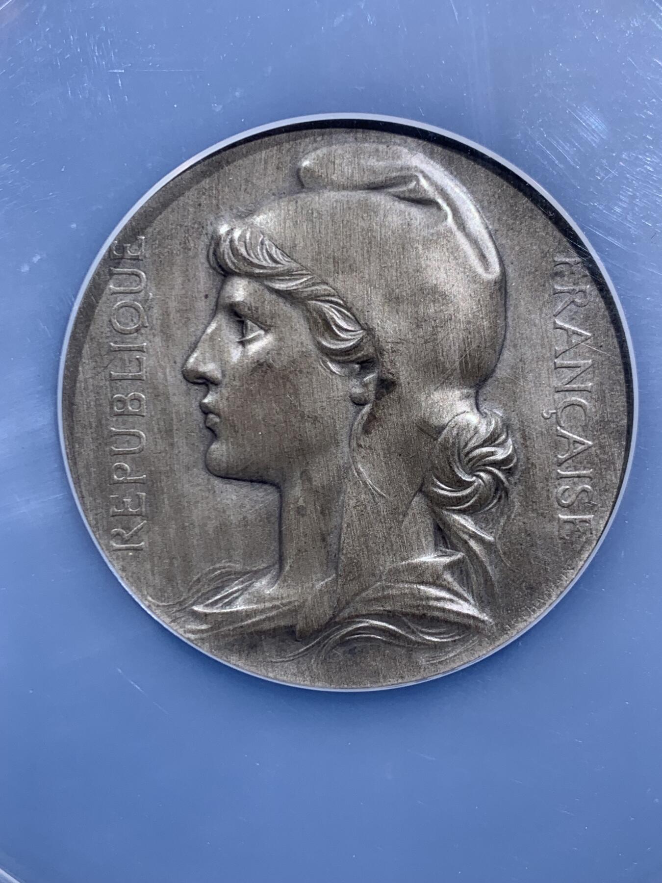 《竞宝斋》第470场 周日，周一，周二 3场连拍 （全场包邮）欢迎送拍 NGC MS64 法国1908年巴黎市议会纪念银章 加大盒装