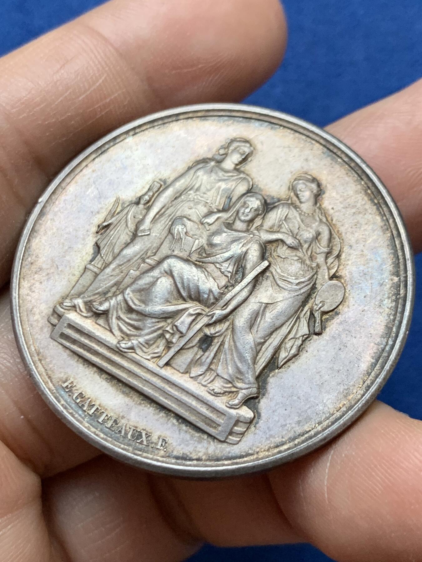 《竞宝斋》第470场 周日，周一，周二 3场连拍 （全场包邮）欢迎送拍 法国国家艺术银质奖章 高浮雕三女神 38.6克40.8mm 丰饶角银标 细节见图