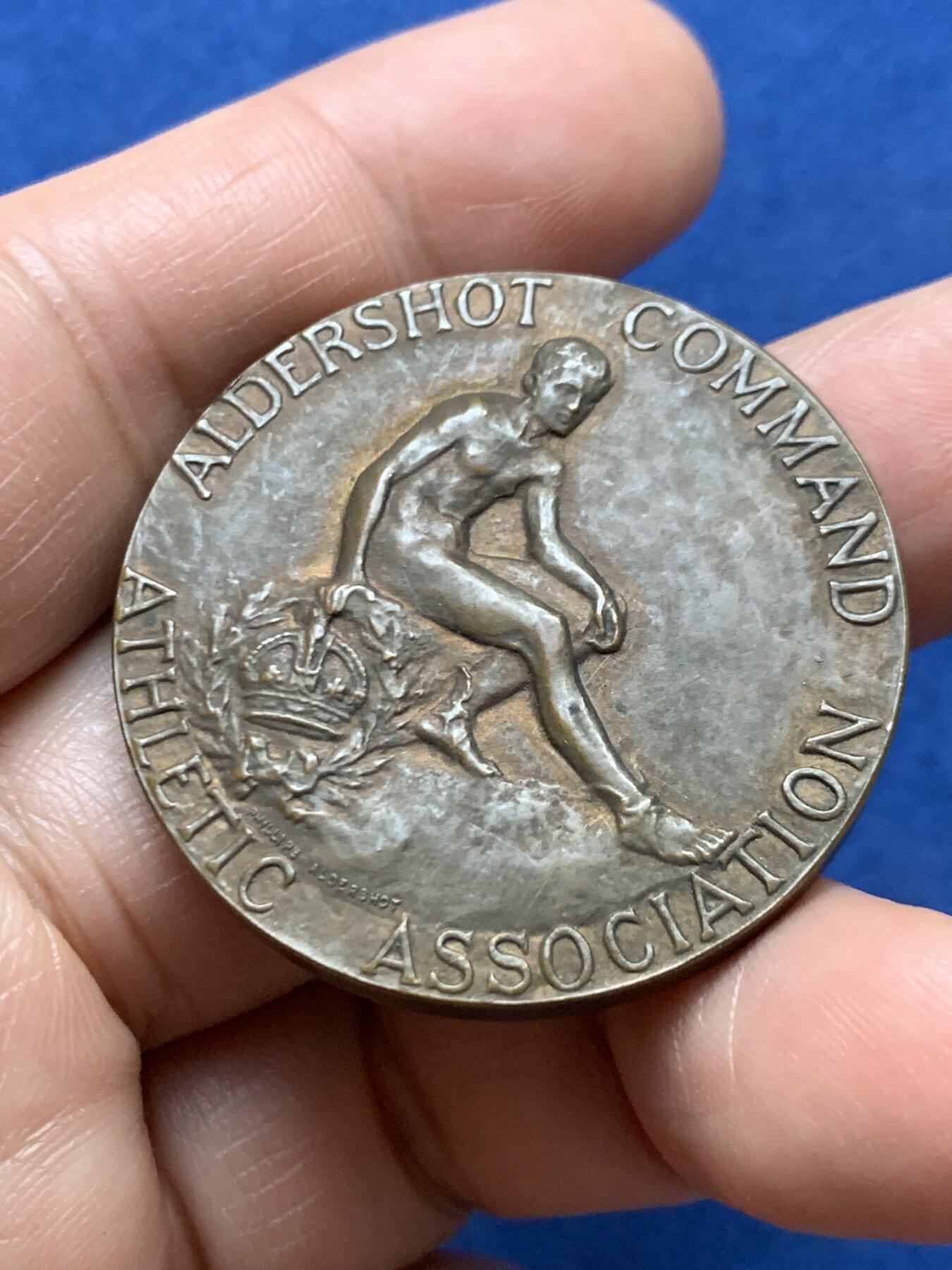 《竞宝斋》第470场 周日，周一，周二 3场连拍 （全场包邮）欢迎送拍 英国1923年退役军官运动协会铜章，奖励给越野锦标赛的第二名坦克营队伍中的PTE.W.H.HUNT，设计精美，品相完好，32.1克，38mm，带原盒