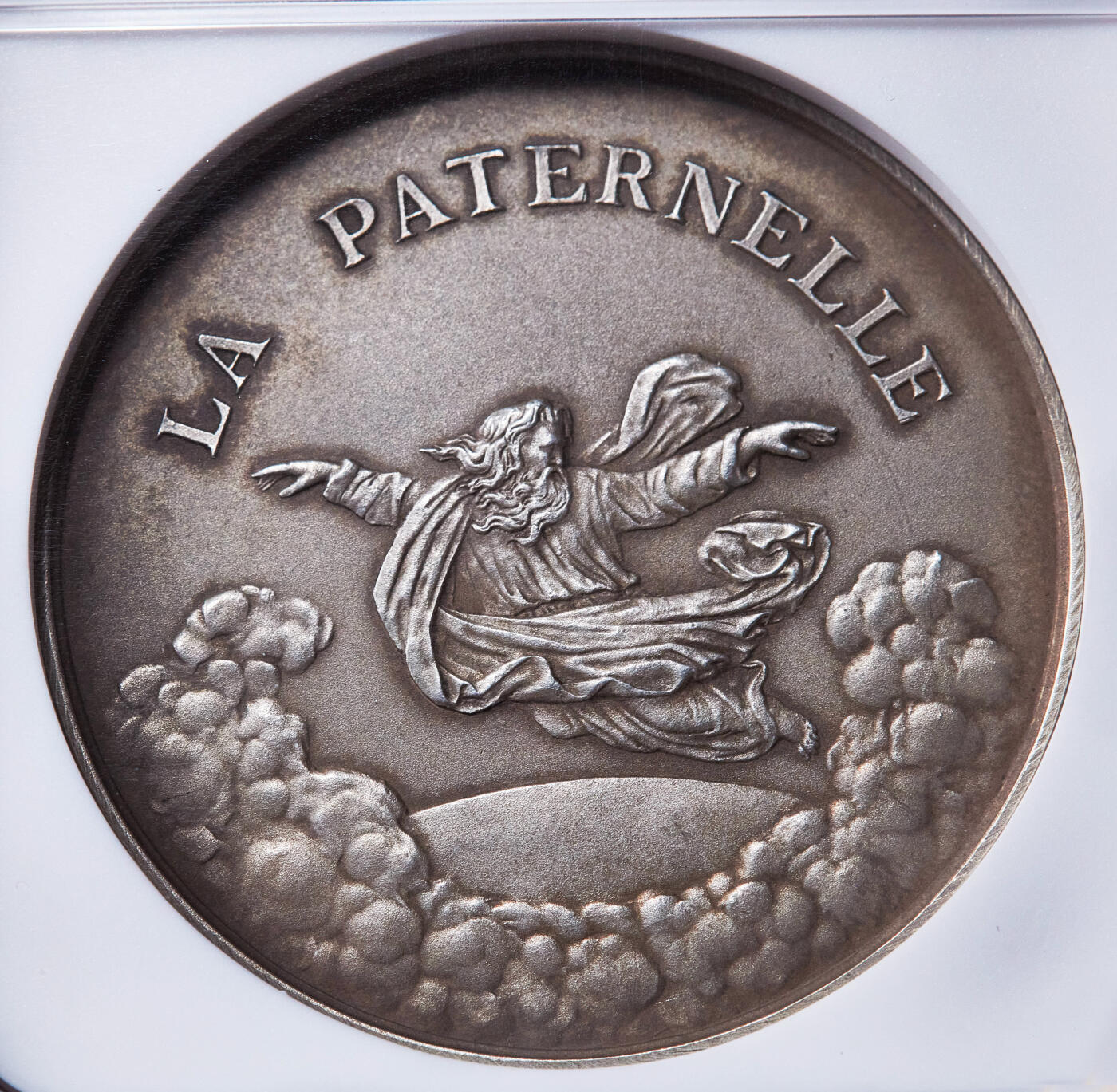 【俄甄集藏】2026年(049)03-18星期三 晚 19:30 全场包邮 法国1923年父爱保险公司众诚服务大银章，NGC MS63，授予服务公司39年的退休员工格兰·吉尔德，丰饶角铭，黄油彩老包浆，磨砂底板，直径46mm