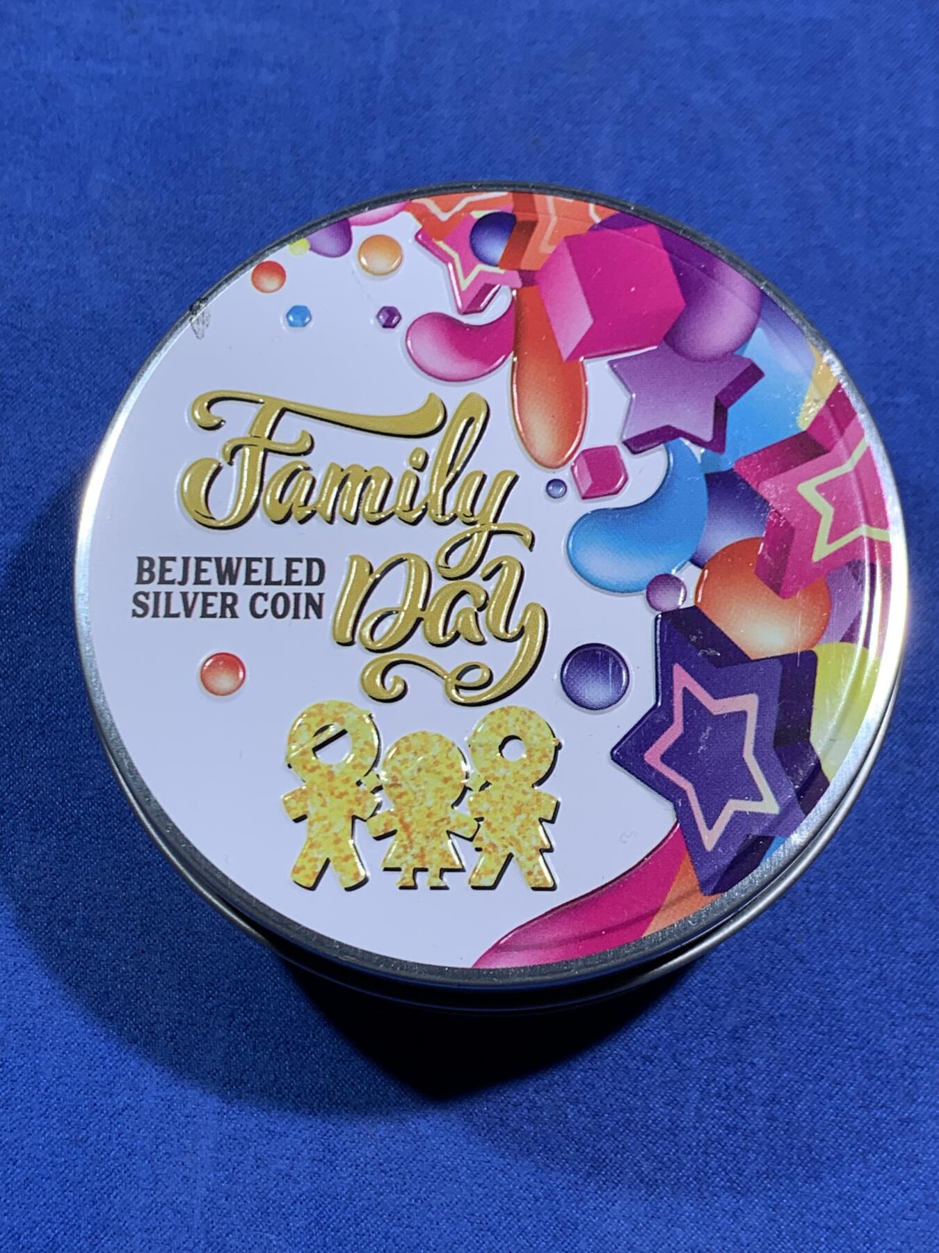 《竞宝斋》第470场 周日，周一，周二 3场连拍 （全场包邮）欢迎送拍 加拿大2019年5元普制彩色镶嵌宝石银币 家庭日-枫叶币 1盎司9999银 发行量500 盒证全