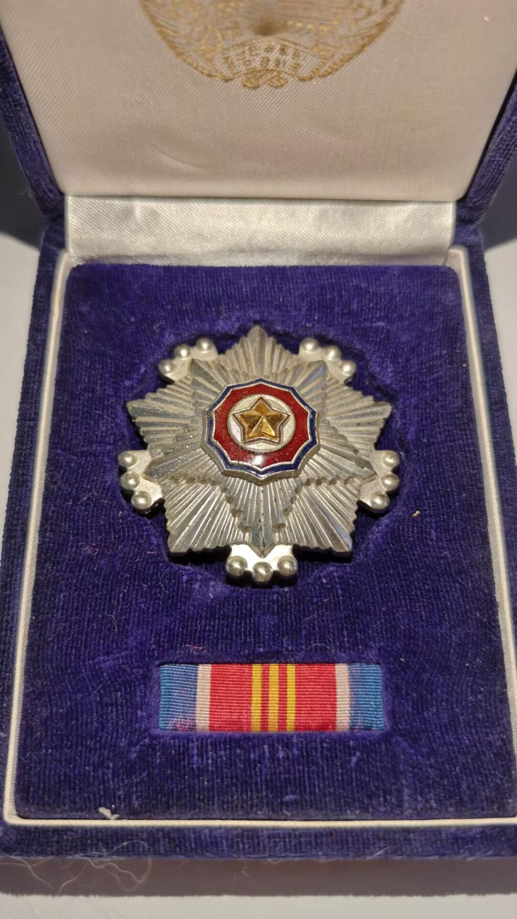 东亚勋章徽章主题拍卖 ⑨ 朝鲜三级国旗（带盒带略