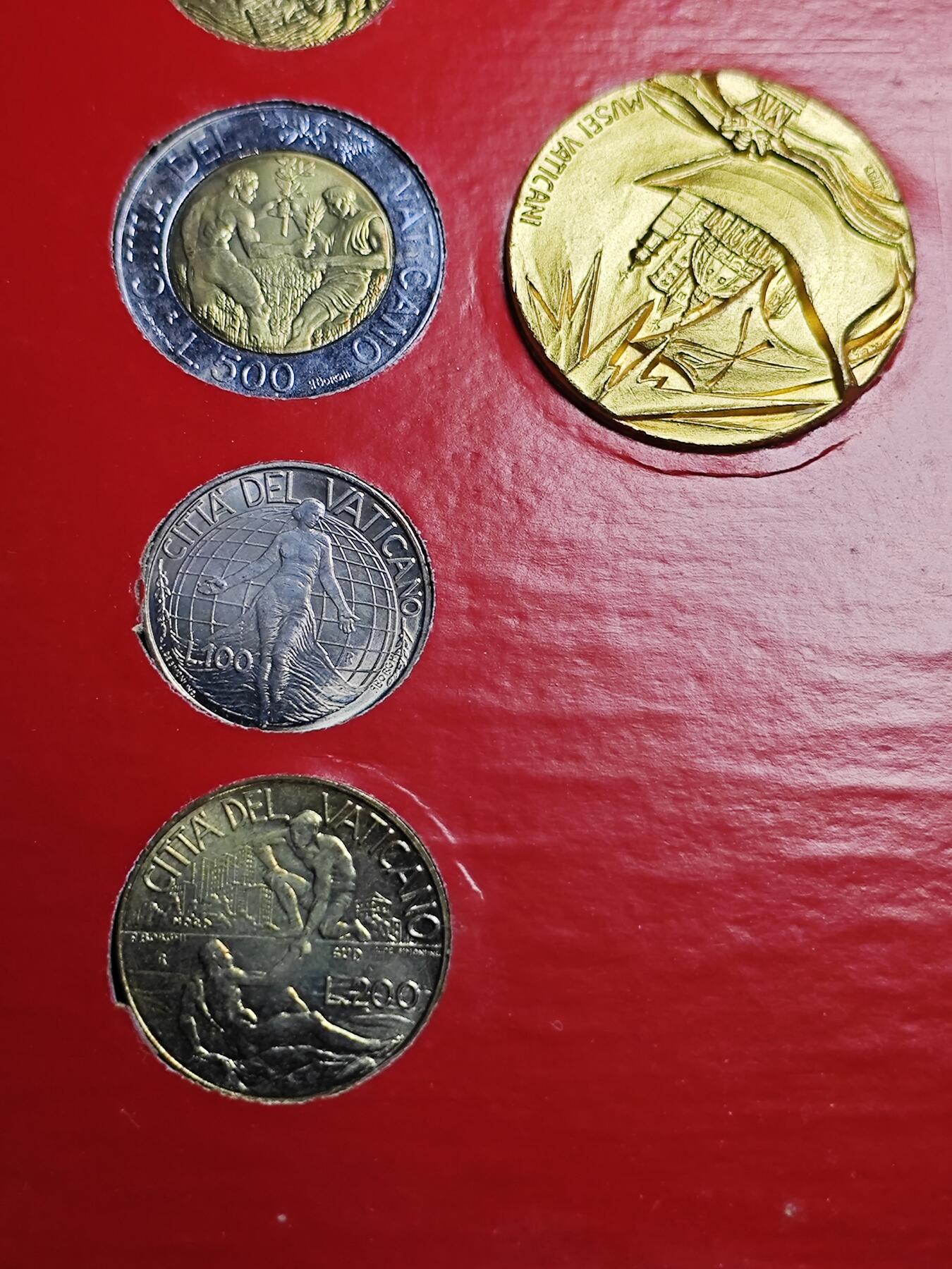 KK钱币收藏小铺   套币专场 2月预留时间 周末发货  梵蒂冈大小面值清年一套 含双色币500里拉 镀金章