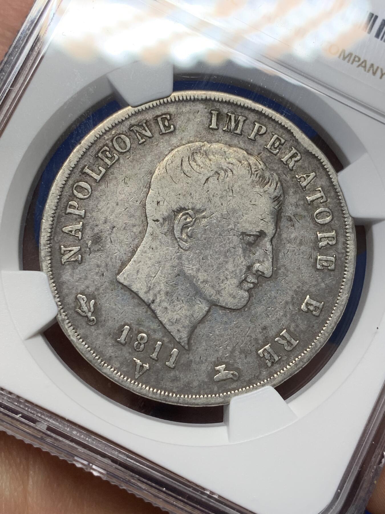 《竞宝斋》第470场 周日，周一，周二 3场连拍 （全场包邮）欢迎送拍 NGC VFD 意大利 拿破仑王国 1811年-V版 5里拉 银币 拿破仑在意大利建立的附庸国 存在不到10年 这枚在威尼斯铸造 该系列极为稀少的V版 传世黑包浆 细节尚可 拿系币经典品种