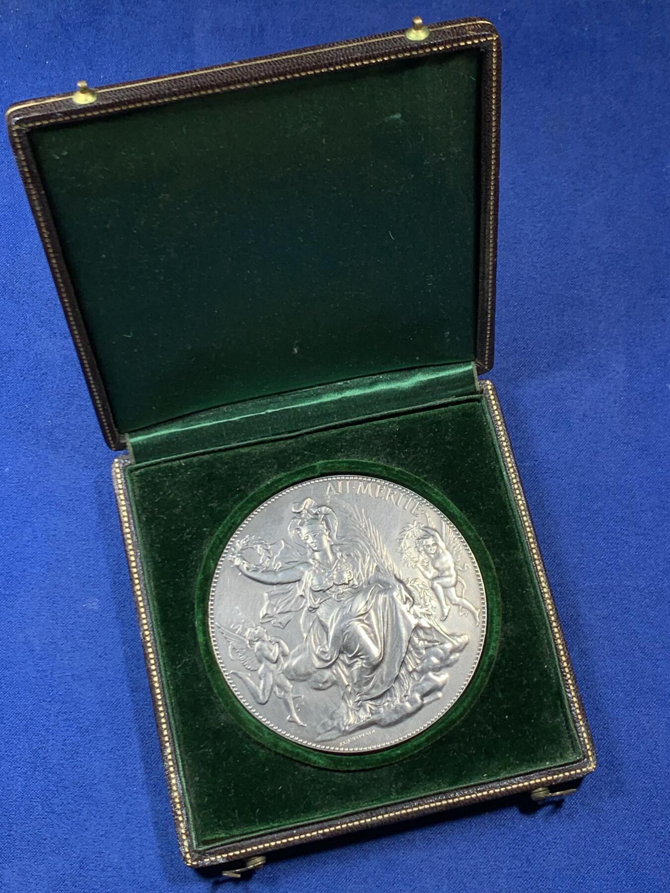 《竞宝斋》第470场 周日，周一，周二 3场连拍 （全场包邮）欢迎送拍 名家夏普兰作 1924年法国圣埃蒂安商业法庭大银章 150.5克 68mm 丰饶角银标 带盒