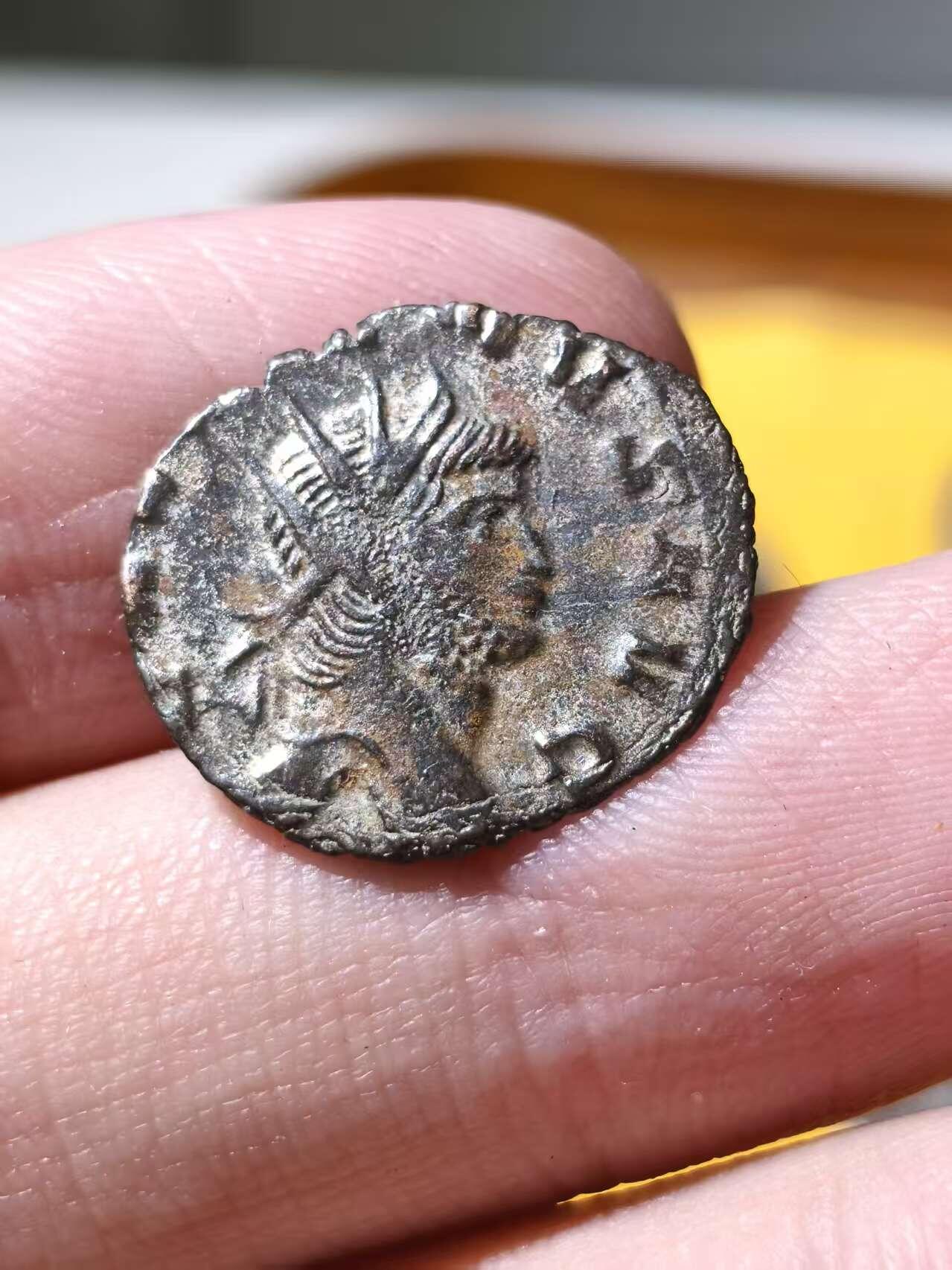 星盘世界钱币拍卖 精品！加里恩努斯双第纳尔Antoninianus银币，公元260至268年铸于罗马厂，背面是维尔图斯持矛和树枝，币文VIRTVS AVGVSTI，勇敢的奥古斯都。我特地找了俩枚不同状态同版精品，这枚银层特别好