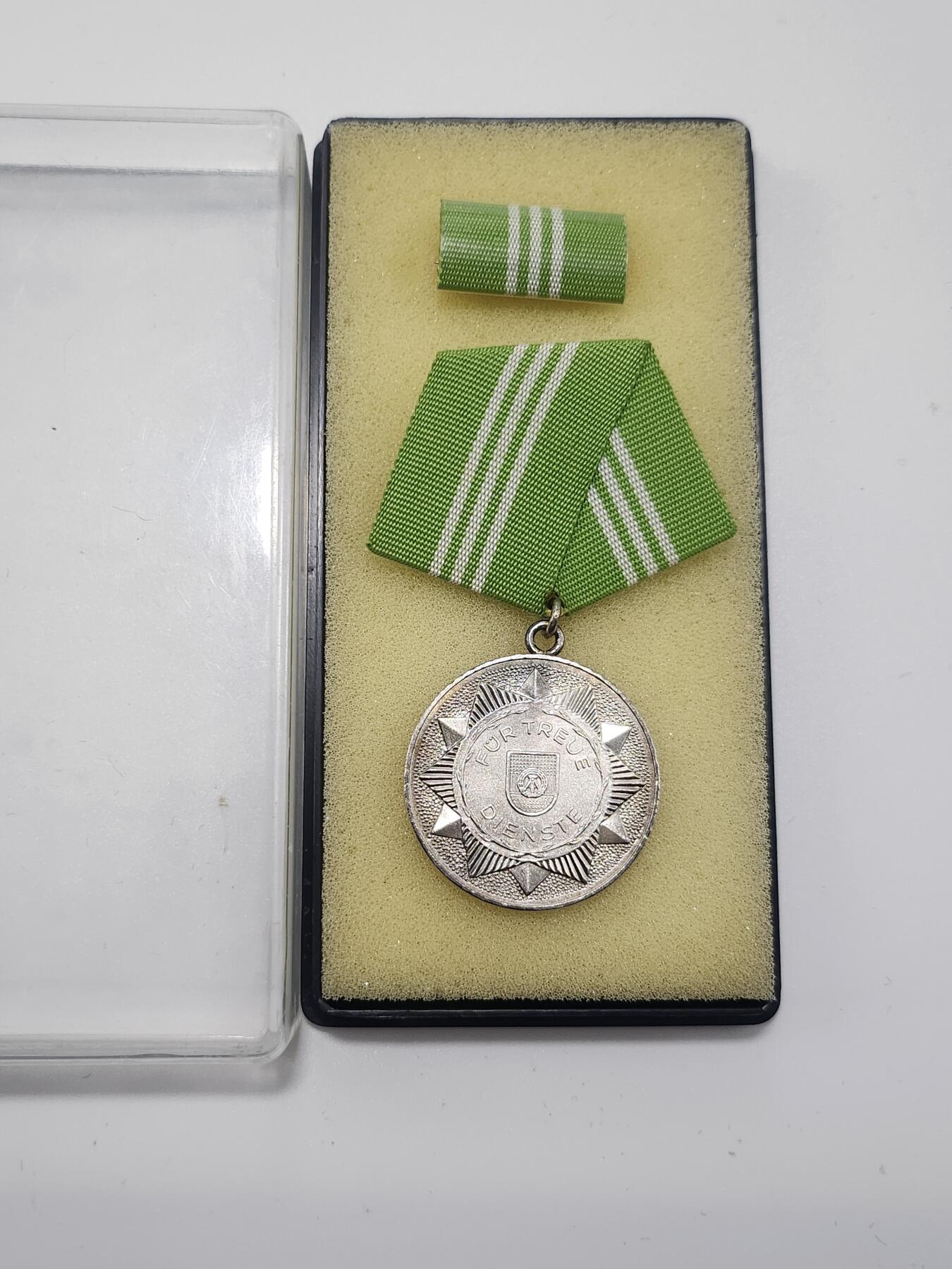 南水社第3次拍卖 春季专场 民主德国内政部忠诚服务银级奖章（20年） 原盒带略 品相完好