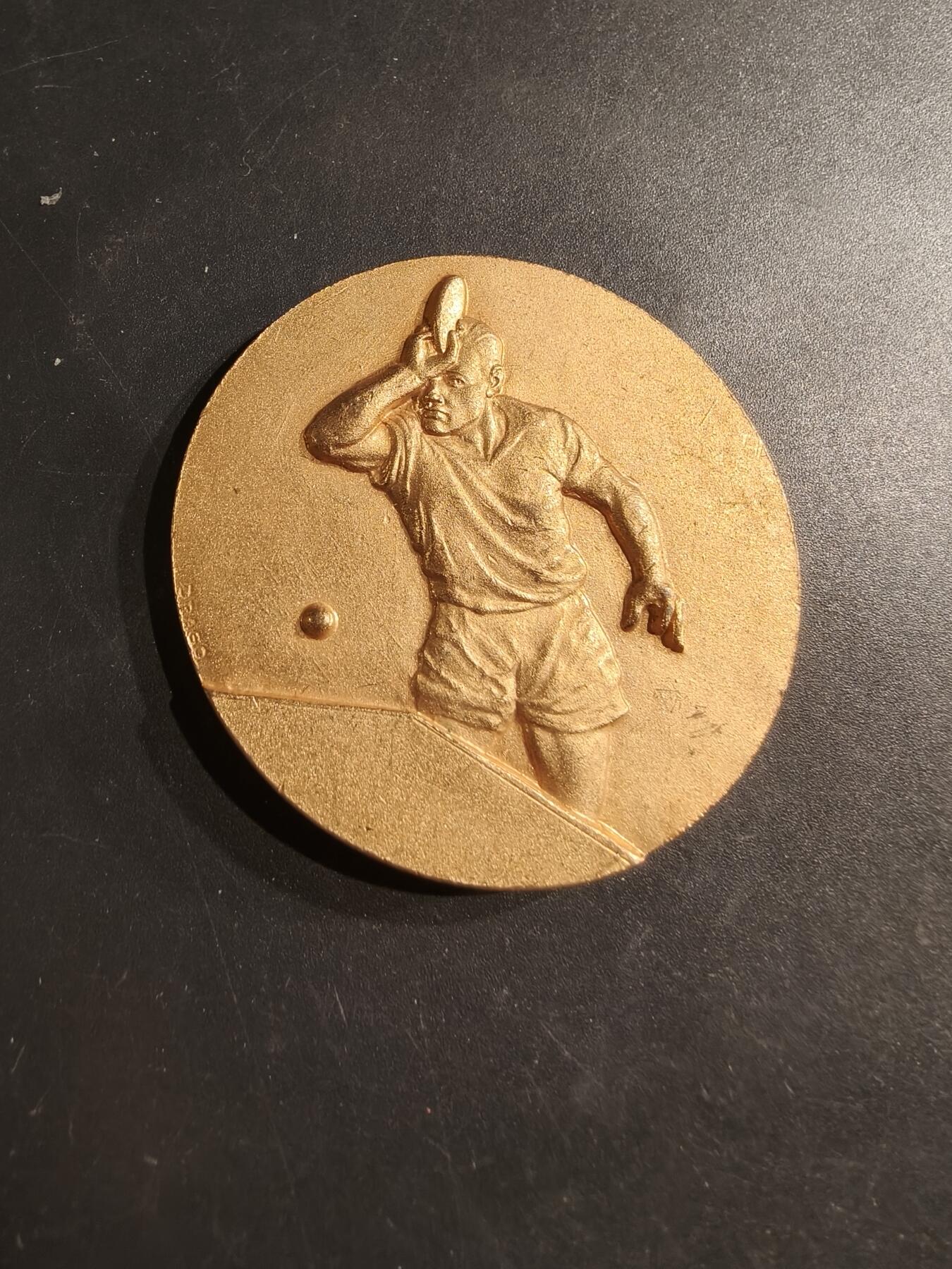 老王徽章第187期 法国乒乓球竞赛冠军镀金大铜章    直径50mm     重量58.6g