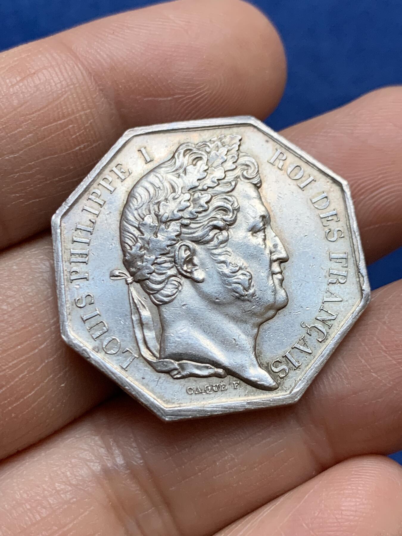 《竞宝斋》第470场 周日，周一，周二 3场连拍 （全场包邮）欢迎送拍 法国奥尔良科技与艺术协会八角银质代币。正面：菲利普头像，背面：双神赤裸踏云而来，直径：30.5mm，重：12.55g，早期油灯边铭。