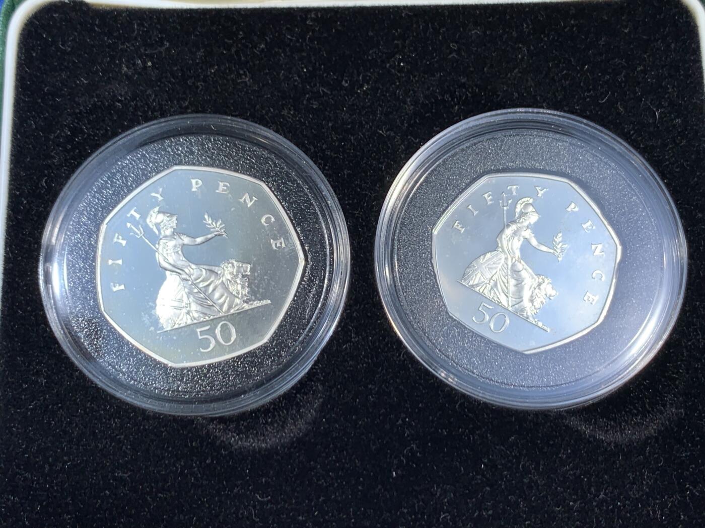 《竞宝斋》第470场 周日，周一，周二 3场连拍 （全场包邮）欢迎送拍 两枚一组 英国 1997年50便士精制银币 纪念改版 直径30mm+27.3mm(13.5g+8g) 发行2.5万套 盒证齐全