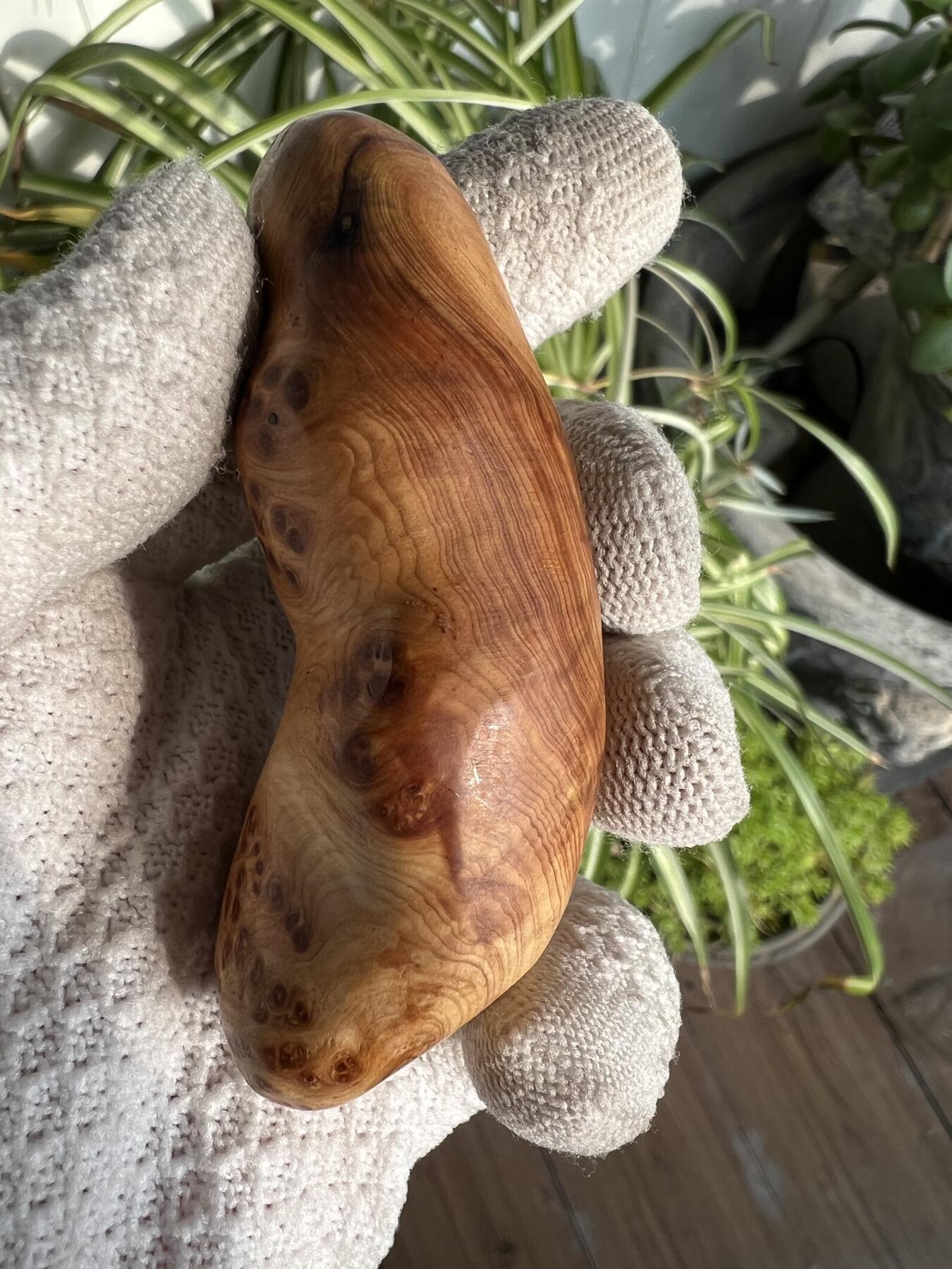 零元拍：崖柏瘤花随型手把件福豆，十多年前的存货了，陈化的非常好，香味扑鼻，油性极大。