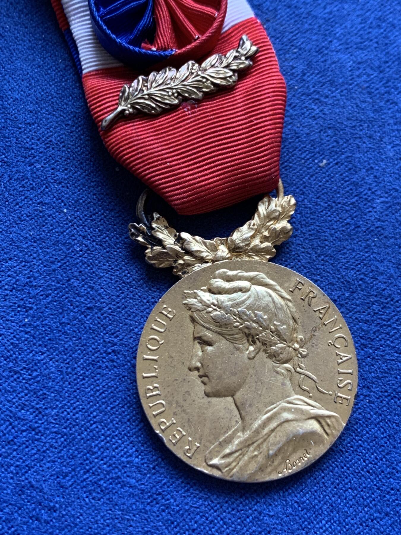 《竞宝斋》第470场 周日，周一，周二 3场连拍 （全场包邮）欢迎送拍 法国金级劳工荣誉奖章 镀金 金棕榈勋饰 总重14.7克 950银 社会安全部版