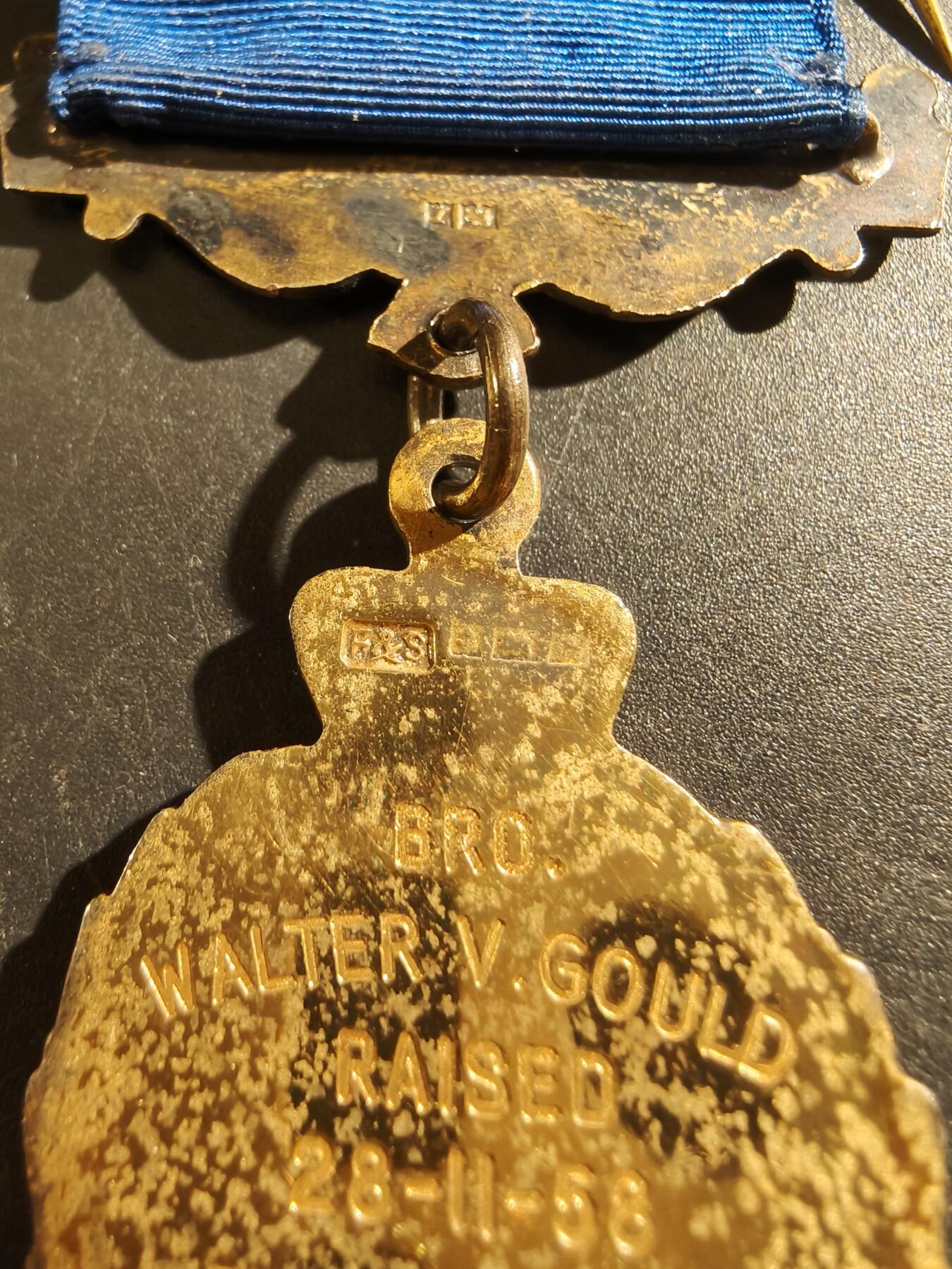 老王徽章第187期 英国皇家野牛兄弟会奖章   925银镀金珐琅    原盒     26.1g