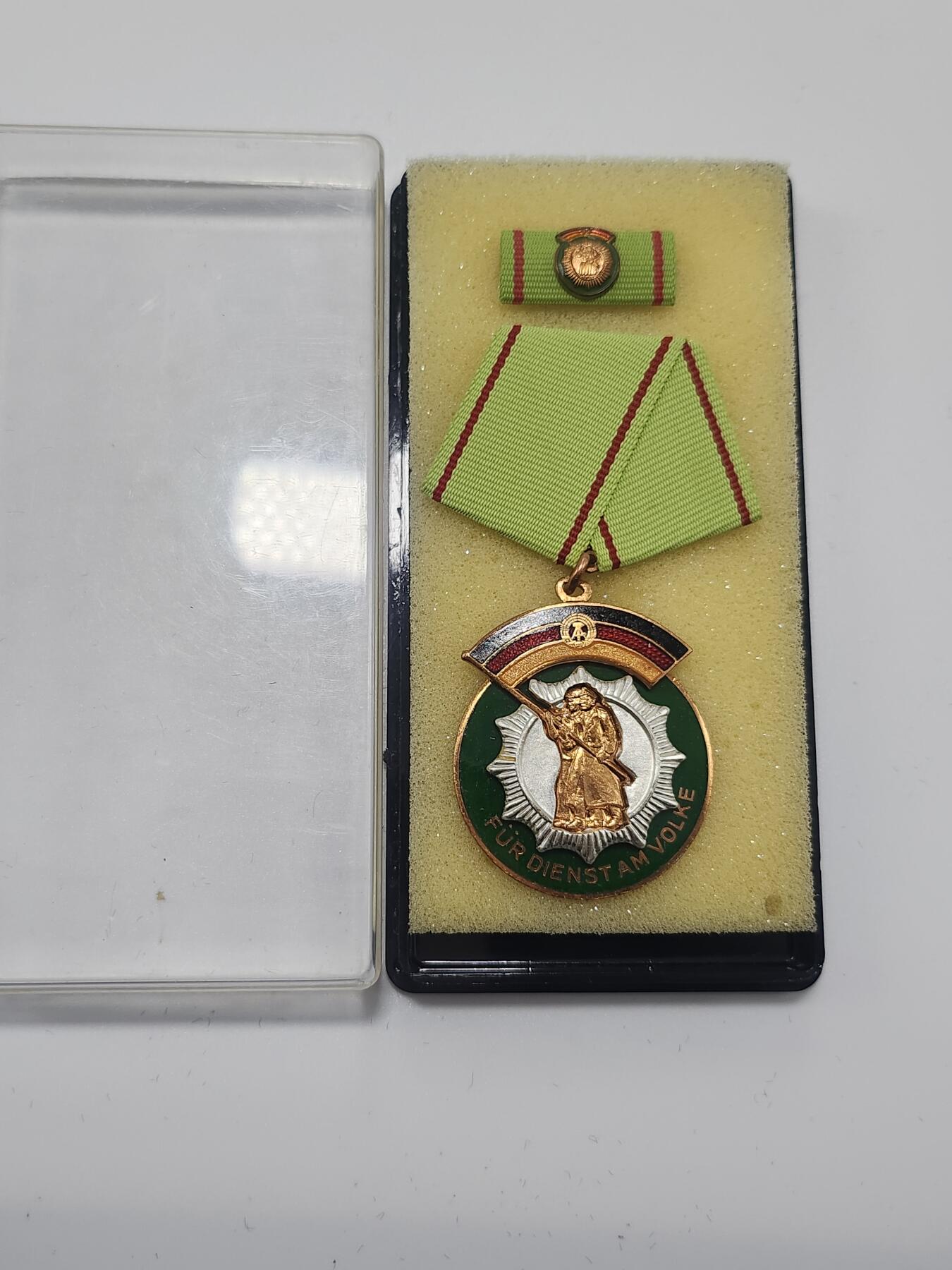 南水社第3次拍卖 春季专场 东德人民警察荣誉勋章，完好品相带盒略。