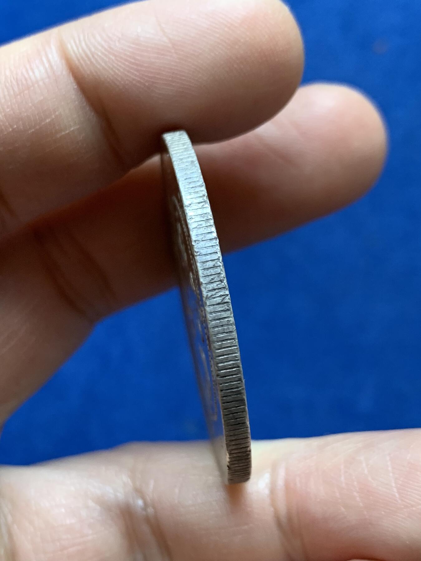 《竞宝斋》第470场 周日，周一，周二 3场连拍 （全场包邮）欢迎送拍 1890年广东龙洋 光绪库平七钱二分 状态好底光犹存 原先公博砸盒 编号记录1212558518