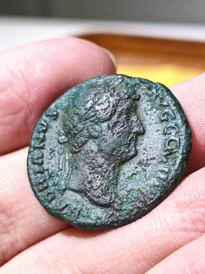 星盘世界钱币拍卖 - 哈德良阿斯铜币，公元137至138年铸于罗马造币厂。背面是粮食斗Modius，上插六支谷穗和一支花。正面币文有COS III即第三届执政官，背面ANNONA AVG即丰年的奥古斯都。