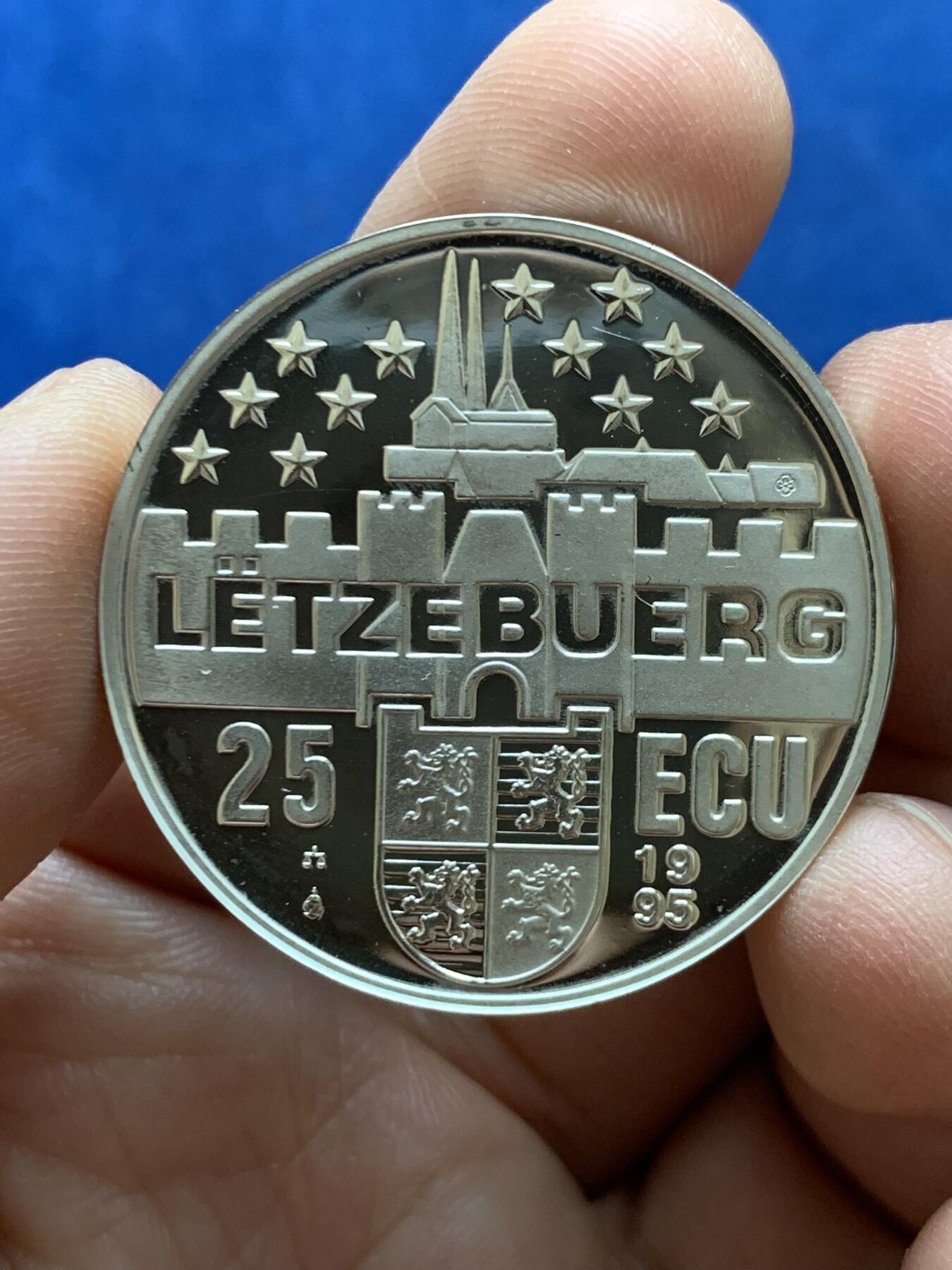 《竞宝斋》第470场 周日，周一，周二 3场连拍 （全场包邮）欢迎送拍 卢森堡1995年纪念大公让与夫人夏洛特银婚25埃居精制银币，22.9克，925银，铸造量20000枚