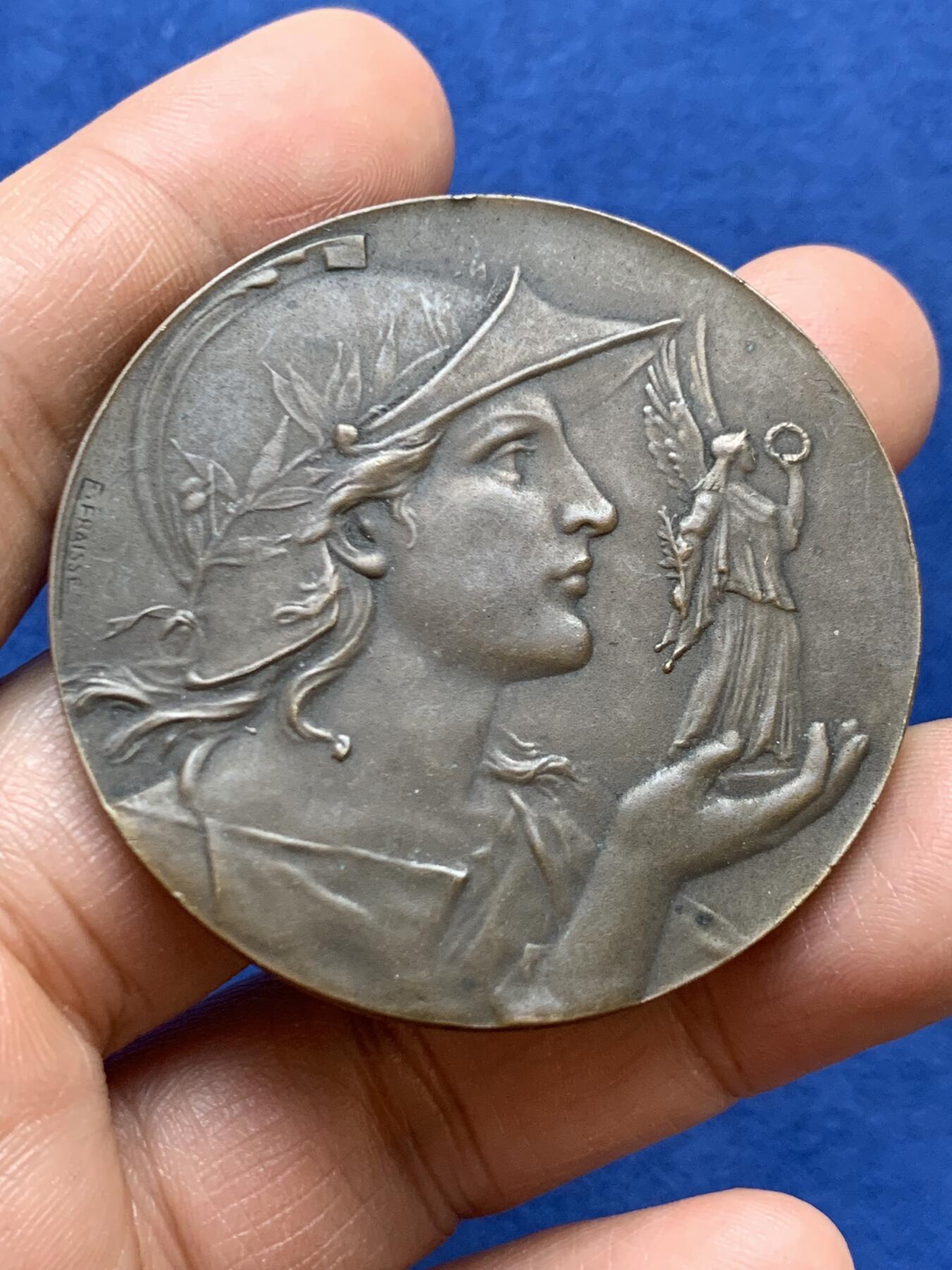 《竞宝斋》第470场 周日，周一，周二 3场连拍 （全场包邮）欢迎送拍 法国《不妥协报》纪念铜章 50.1克 49.3mm 三角铜标