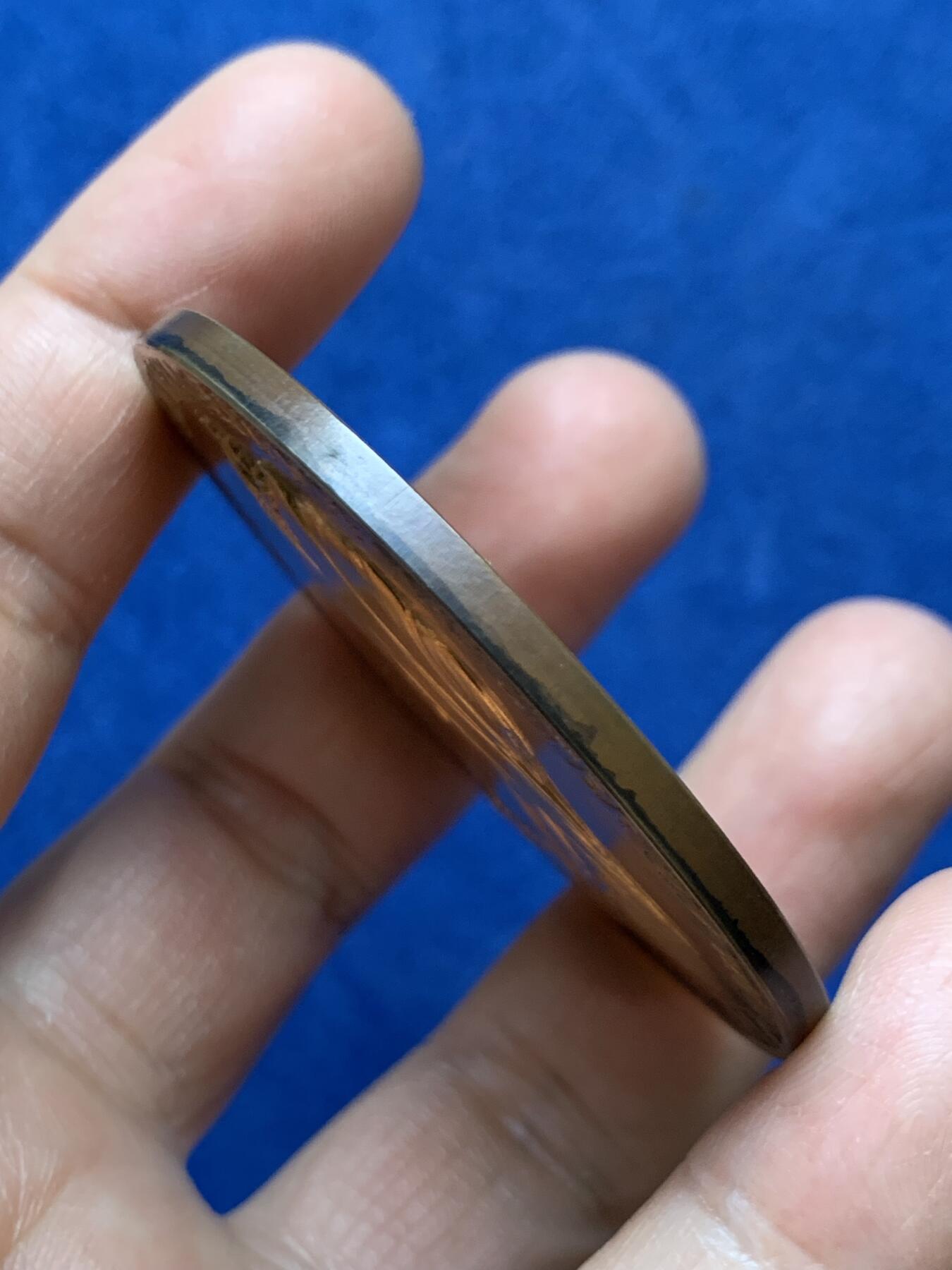 《竞宝斋》第470场 周日，周一，周二 3场连拍 （全场包邮）欢迎送拍 英国1897年维多利亚女王登基60周年纪念大铜章，经典的小维+老维双面高浮雕头像，72.65克，55.3克。