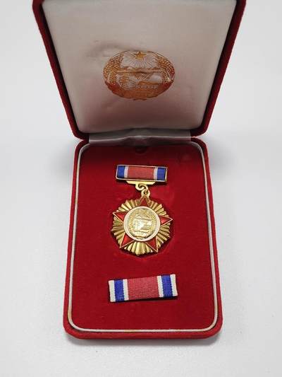 南水社第3次拍卖 春季专场 - 朝鲜总联建国纪念章，盒章完整，品相极佳