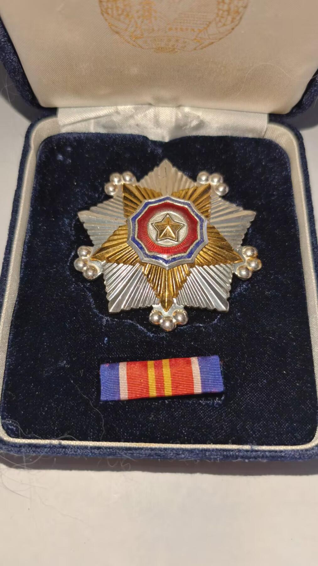 东亚勋章徽章主题拍卖 ⑨ 朝鲜二级国旗（带盒带略