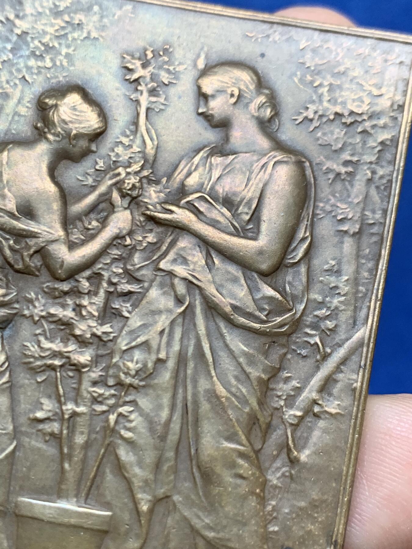 《竞宝斋》第470场 周日，周一，周二 3场连拍 （全场包邮）欢迎送拍 法国1892年园艺女神矩形大铜章，79.4克，61.5x48.5mm，大师Dupuis名作，Maier章牌目录122号。Dupuis也是名章“泉”“巢”系列的作者。双女神研究园艺种植，画面生动细致。铜光泛彩，状态上佳。