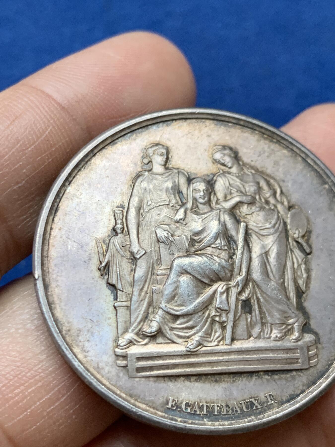 《竞宝斋》第470场 周日，周一，周二 3场连拍 （全场包邮）欢迎送拍 法国国家艺术银质奖章 高浮雕三女神 38.6克40.8mm 丰饶角银标 细节见图