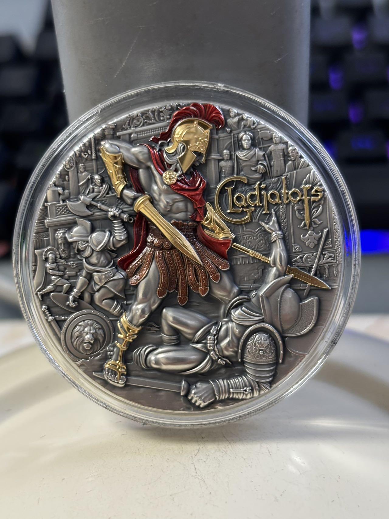 第194期拍卖 纽埃2024年罗马竞技场角斗士彩色高浮雕仿古镀金纪念银币，999银 ，2盎司，发行500枚