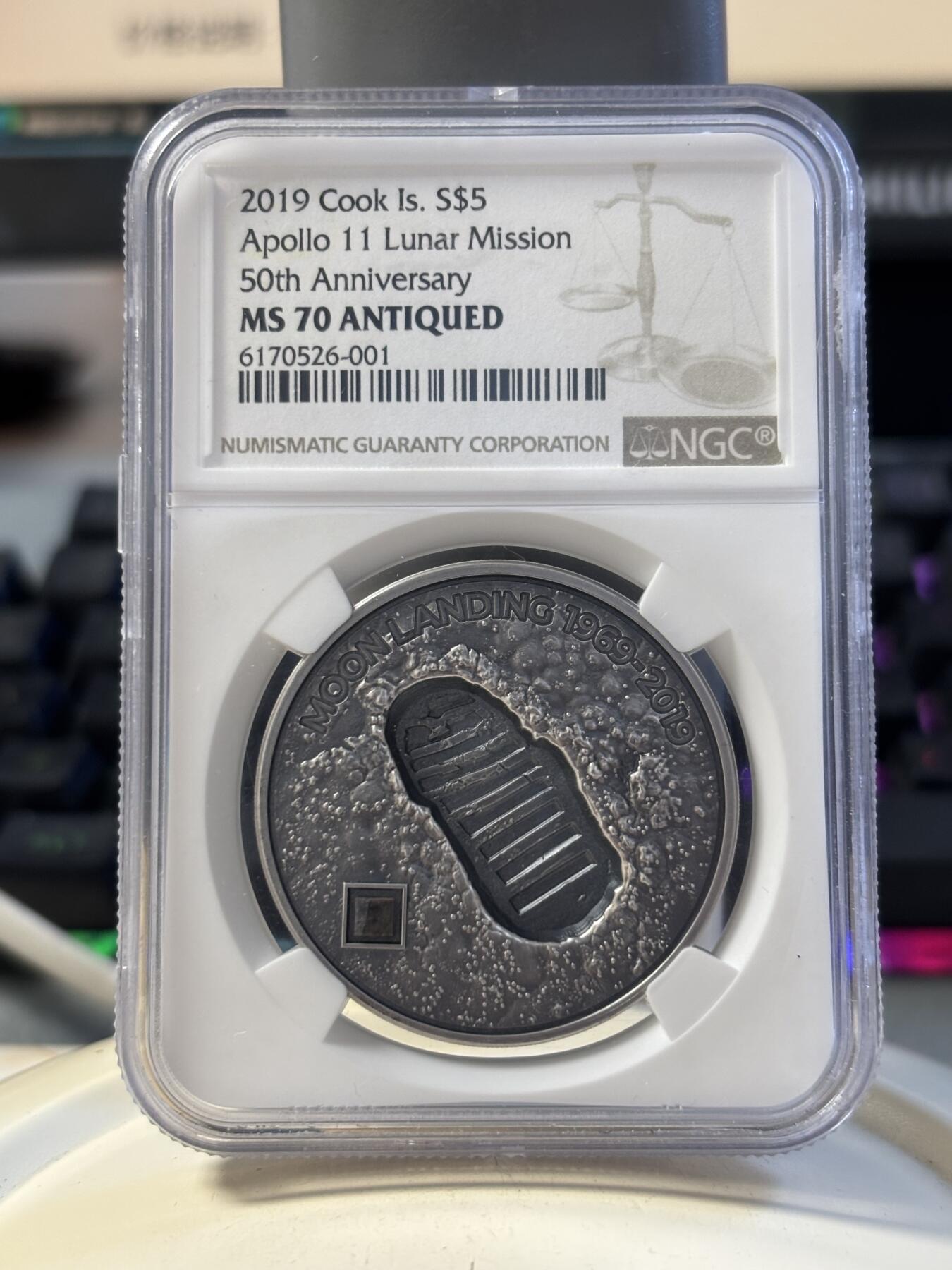 第194期拍卖 库克2019人类登月脚印镶嵌陨石仿古1盎司银币NGC-PF70，999银，发行499枚